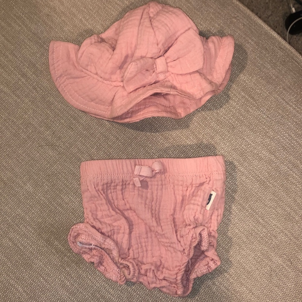 Hat and bloomer